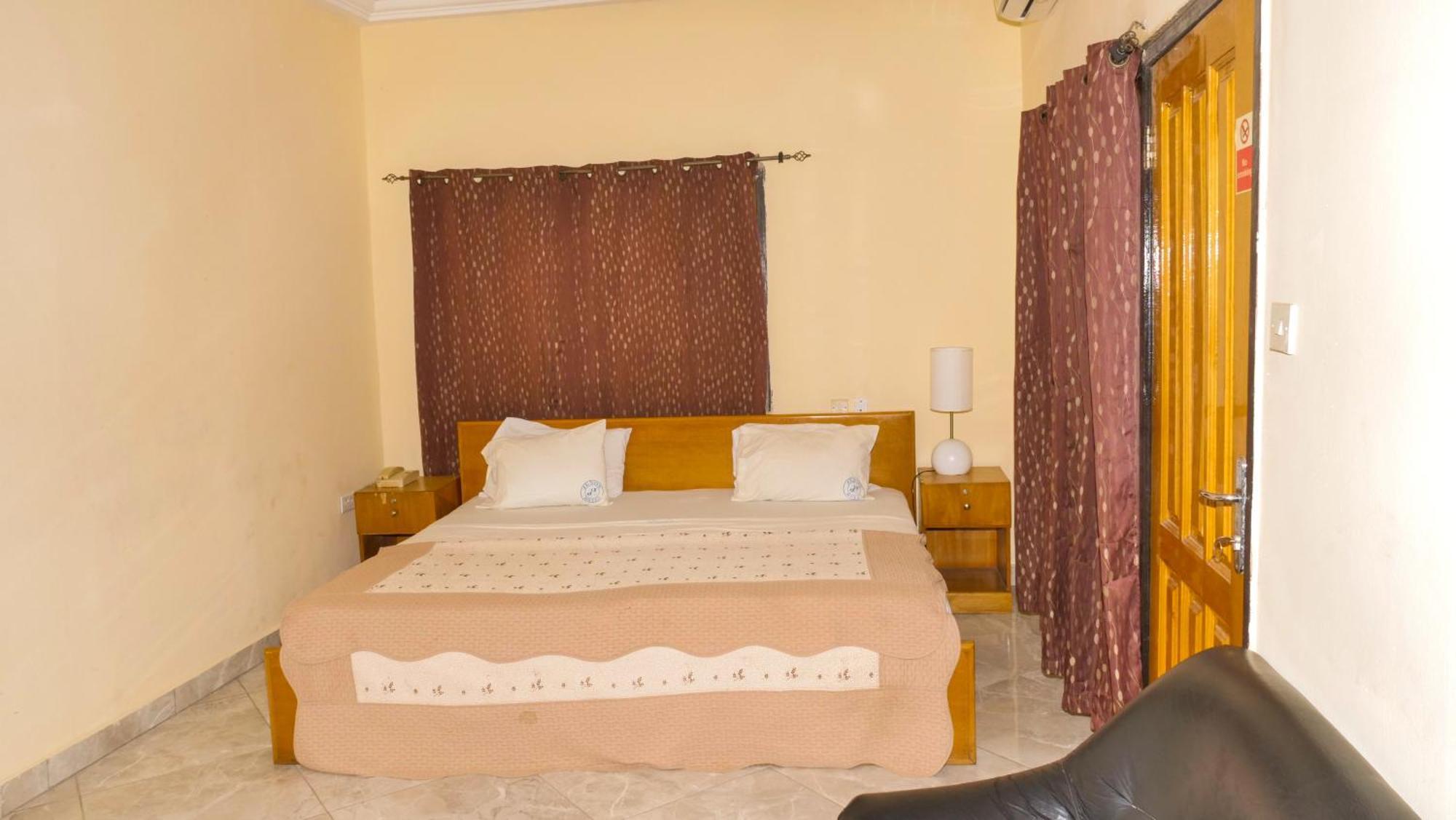 Jenos Hotels Accra Buitenkant foto